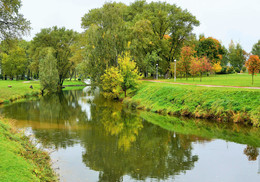 "Цветная осень - вечер года ..." / "Цветная осень - вечер года -
 Мне улыбается светло.
 Но между мною и природой
 Возникло тонкое стекло.
 Весь этот мир - как на ладони,
 Но мне обратно не идти.
 Еще я с Вами, но в вагоне,
 Еще я дома, но в пути."
 С. Маршак