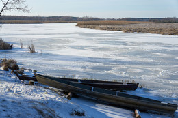 Мороз и солнце / Зимняя река, лодки на берегу.