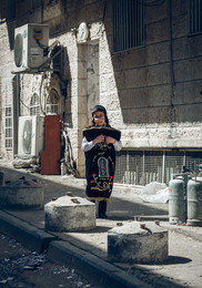 Одинокий город / Одинокий житель в крайне религиозном квартале Иерусалима на празднике Пурим.