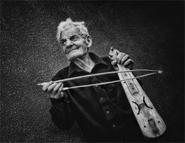 Карпо. / давний друг деда играет на кяманче, сделанной своими руками.