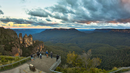 Голубые горы. Три сестры. / Горы в штате Новый Южный Уэльса. Название своё получили из-за сизоватого смога, вызванного испарениями эвкалиптов, окрашивающих горы в сизовато-голубые оттенки при взгляде на них издали. 
Скальные пики под названием Три Сестры являются частью цепи Голубых гор