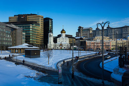 Вечерняя Москва. Вид на Никольскую старообрядческую церковь / Россия, Москва, метро Белорусская. Март, 2018 год. Вид на Никольскую старообрядческую церковь с Тверского путепровода.