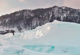Ледяные торосы Байкала / Ледяные торосы Байкала это потрясающее зрелище. Ближе к вечеру лёд переливается разноцветными тонами.