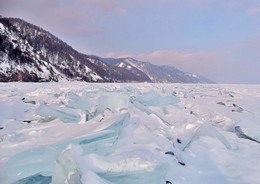 Хаос ледяных торосов Байкала / Хаос ледяных торосов Байкала и игра света, отражающегося от гладкой ледяной поверхности, привлекают в это место любителей зимней экзотики.
