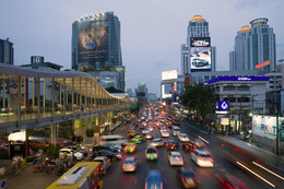 Вечерние сумерки на улице Ratchadamri Road. Бангкок / Вечерние сумерки на улице Ratchadamri Road. Бангкок