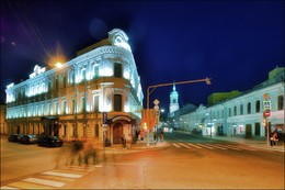 Переход на Пятницкую. / Пятницкую оживили, привели в порядок - широкие пешеходные зоны, убрали рекламные щиты... и вдруг появилось Замоскворечье - Старая Москва с церквами, доходными домами и лавками, неброская теплая история. 
Уличное освещение тоже добавило &quot;открытий&quot;. Мне показался интересным контраст теплых и холодных светов, который наш &quot;внутренний компьютер&quot; не всегда замечает, неторопливость позднего вечера, засыпающего города.