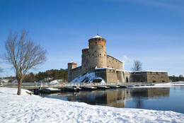 Старинная крепость Олавинлинна в зимнем пейзаже. Савонлинна, Финляндия / Старинная крепость Олавинлинна в зимнем пейзаже. Савонлинна, Финляндия