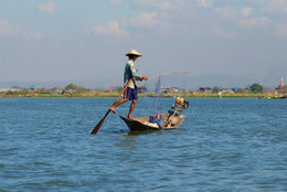 Рыбак в лодке на озере Инле. Бирма / Рыбак в лодке на озере Инле. Мьянма (Бирма)
