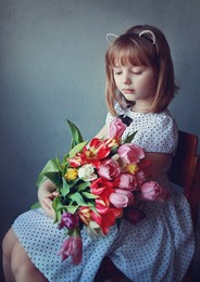 тюльпаны / девочка и букет тюльпанов