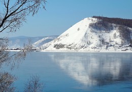 Зимой у истока Ангары / У истока Ангары, вид из п. Листвянка. На противоположном берегу порт Байкал, по берегу проходит Байкальская железная дорога.