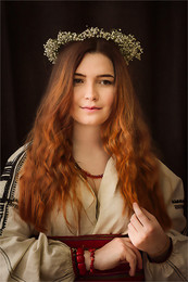 девушка с нимбом из полевых цветов / стилизация, в русской национальной одежде