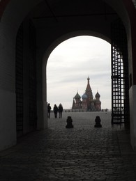 Минимальная пятница / Москва, Храм Василия Блаженного из арки ворот.