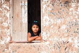 Перуанка в окне / Провинция Амазония....в глухой деревне