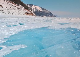 Замёрзший Байкал / Лёд Байкала, в местах где снег сдуло ветром, очень чистый и имеет оттенки от синего до светло бирюзового.