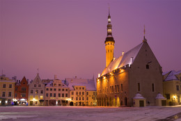 У старого Томаса / Средневековая ратуша на центральной площади ранним мартовским утром. Таллин