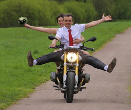 Ах, эта свадьба....... / Мои друзья женились и в качестве свадебного транспорта был выбран мотоцикл, на котором жених выступает на соревнованиях...