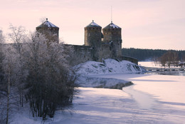 Зимнее утро в фиолетовых тонах у крепости Олавинлинна. Савонлинна, Финляндия / Зимнее утро в фиолетовых тонах у крепости Олавинлинна. Савонлинна, Финляндия