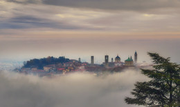 Плывущий в облаках ... / Верхний город Бергамо в пелене тумана