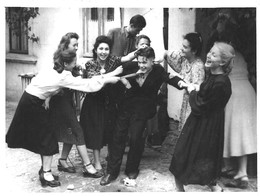 Главный герой / 50-е гг прошлого века. Студенты Кишинёвского университета. Кто автор фото, я не знаю. Крайняя справа (для зрителя) - моя мама (меня, понятно, тогда ещё не было).
