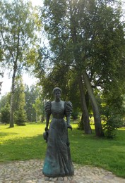 Главный герой / Памятник М. К. Тенишевой в Талашкино Смоленской области. Установлен в 2008 году. Автор — скульптор Л. Ельчанинова
"Русская дворянка, общественный деятель, художник-эмальер, педагог, меценат и коллекционер. Основательница художественной студии в Петербурге, Рисовальной школы и Музея русской старины в Смоленске, ремесленного училища в Бежице, а также художественно-промышленных мастерских в собственном имении Талашкино". (Википедия)