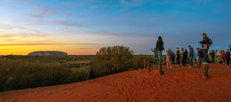 Встречаем рассвет на Улуру / Поездки на обзорные площадки с панорамами на Айерс Рок и Олгас во время восхода и заката солнца должны быть обязательны для каждого туриста в Красной пустыне Австралии. Ведь каждый день предлагает разную и постоянно меняющуюся палитру красок на знаменитых камнях, цвета которых зависят от позиции солнца, влажности, температуры воздуха и многих других факторов.