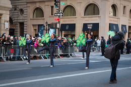 Танцующий клевер / На параде в честь Дня Св. Патрика в Нью-Йорке
