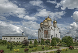 Можайский Лужецкий Рождества Пресвятой Богородицы Ферапонтов монастырь. / Церковь Введения во храм Пресвятой Богородицы с трапезной и собор Рождества Пресвятой Богородицы.
Можайский Лужецкий Богородицкий Ферапонтов мужской монастырь был основан в 1408г. преподобным Ферапонтом Белозерским по просьбе удельного князя Андрея Дмитриевича Можайского (младшего сына Дмитрия Донского) на высоком правом берегу Москвы-реки. Первым храмом обители была деревянная церковь Рождества Богородицы. Основатель монастыря, Ферапонт, в миру носил имя Федора Поскочина и дворянское звание, и родом был из Волоколамска. В 1370-х гг., когда ему было уже 40 лет, он принял постриг в Москве, в Симоновом монастыре. Вместе со своим другом, Кириллом они основали Белозерский монастырь, но в 1398г. Ферапонт по благословению друга ушел оттуда и стал жить отшельником. Спустя десять лет в местности Лужки под Можайском он основал новый монастырь, в котором провел настоятелем еще 18 лет. Умер Ферапонт Белозерский в возрасте 90 лет и погребен в монастыре. В 1514 г. были обретены его мощи, а канонизация произошла в 1547г.; вплотную к главному собору над его гробом в конце XVI века поставили церковь Иоанна Лествичника, не сохранившуюся до наших дней.