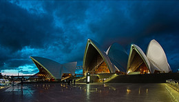 Сидней. Опера хаус. / Сиднейский оперный театр (англ. Sydney Opera House) — музыкальный театр в Сиднее, одно из наиболее известных и легко узнаваемых зданий мира, являющееся символом крупнейшего города Австралии и одной из главных достопримечательностей континента. Оперный театр признан одним из выдающихся сооружений современной архитектуры в мире и с 1973 года является, наряду с мостом Харбор-Бридж, визитной карточкой Сиднея. 28 июня 2007 года театр внесён ЮНЕСКО в список объектов Всемирного наследия[2].
Сиднейский оперный театр был открыт 20 октября 1973 года королевой Великобритании Елизаветой II.