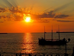 Закат солнца на Чёрном море. / Закат в Севастополе на Чёрном море.