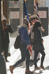 Весеннее настроение / День Св. Патрика в Нью-Йорке. Ребята со знаменами поджидают товарищей, чтобы идти к точке сбора парада. Но разве можно не обратить внимания на проходящих симпатичных девчонок, тем более что интерес взаимен.