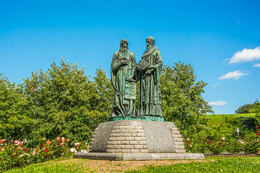 Памятник Кириллу и Мефодию / Дмитровский кремль