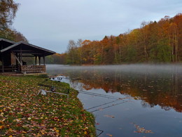 Рыбалка / Был на озере и уже собирался уходить, но неожиданно на водой начал стелиться туман, очень редкое у нас явление..