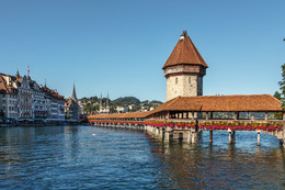 Капельбрюкке (часовенный мост) / Капельбрюкке — старинный мост в швейцарском городе Люцерне на реке Ройс. Самый древний деревянный крытый мост в Европе, одна из главных достопримечательностей Швейцарии и символ города Люцерна. Длина моста составляет 204,70 м, построен в 1333 году.