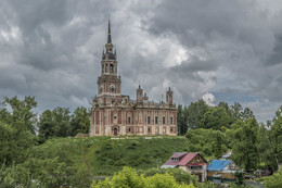 Можайск. Ново-Никольский собор. / Удивительный храм выстроен в т.н. псевдоготическом стиле, именуемом еще "русской готикой", на единственном высоком холме, который первые обитатели этих мест превратили в крепость, позже названную Можайским кремлем. 
История и подробное описание:https://aritkin.livejournal.com/40639.html