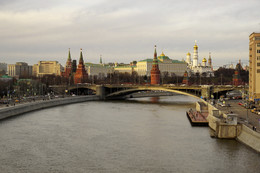 Над Кремлем спустился вечер / Вид с Патриаршего моста