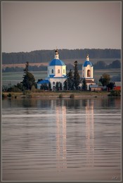 &nbsp; / Церковь Рождества Пресвятой Богородицы (с. Сумки).
На правом берегу Волги, напротив пос. Юрино, в селе Сумки стоит храм Рождества Пресвятой Богородицы. Каменная церковь была построена в 1824 году. По своим архитектурным формам этот храм относится к памятникам архитектуры XVIII века....Симметричность, строгость, декоративная сдержанность — это от классицизма. В прошлом приход храма был большим. Служили три штатных священника, два дьякона. В 1938-1939 годах храм был закрыт. Некоторое время он использовался под школу. В 1944 году приход вновь открыли, в храме начались богослужения. Казалось, церкви уже ничто не угрожает. Но настоящая беда для храма пришла в 80-90-е годы XX века. В связи с разливом Чебоксарского водохранилища вода подступила к стенам. Храм оказался в зоне затопления. Сейчас он расположен как бы на полуострове: с трех сторон берега омываются и разрушаются водами Волги. ..А водохранилище хотят ещё заполнить....до проектной отметки....Сейчас 63 метра, проектная ---68 метров...