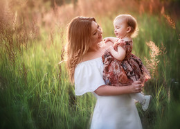 Безмерная любовь / Мама с дочкой на закатном солнышке