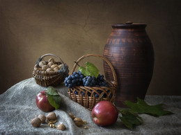 Натюрморт с орехами и фруктами / классический натюрморт