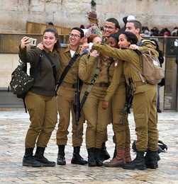 Селфи / Израиль Ерусалим Солдаты делают селфи