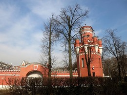 В ожидании очередной весны... / Вот, окружен своей дубравой,
Петровский замок. Мрачно он
Недавнею гордится славой.
Напрасно ждал Наполеон,
Последним счастьем упоенный,
Москвы коленопреклоненной
С ключами старого Кремля:
Нет, не пошла Москва моя
К нему с повинной головою.
Не праздник, не приемный дар,
Она готовила пожар
Нетерпеливому герою.
Отселе, в думу погружен,
Глядел на грозный пламень он.