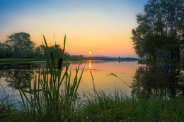 Заалела полоска заката / Вечер на озере