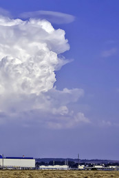 ПРИРОДА ЛУЧШИЙ ХУДОЖНИК / Ветер рисует в облаках человеческие портреты. Голова в шляпе, смотрит направо.