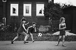 футбол на дороге / дети Вишнёвой улицы