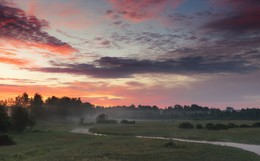 Течёт река неспешно / Летние рассветные туманы.