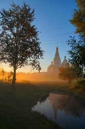 Туманное утро / Храм Всех Святых в Минске в рассветном тумане. Храм и деревья отражаются в водах реки.