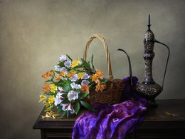 Натюрморт с букетом перуанских лилий / классический цветочный натюрморт
