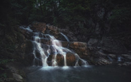 В сумерках у водопада... / Предгорья Краснодарского края, верхний из тройки Аюкских водопадов. Подсветка рассеянным светом налобного фонаря.