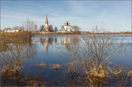 Половодье / Россия. Владимирская обл. Село Большие Всегодичи.
Река Уводь и Успенская церковь.

апрель 2017