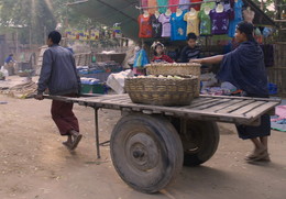 Грузчики / Рынок в Мьянме