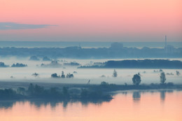 Тихое утро над рекой / Утренний туман на волжских берегах.